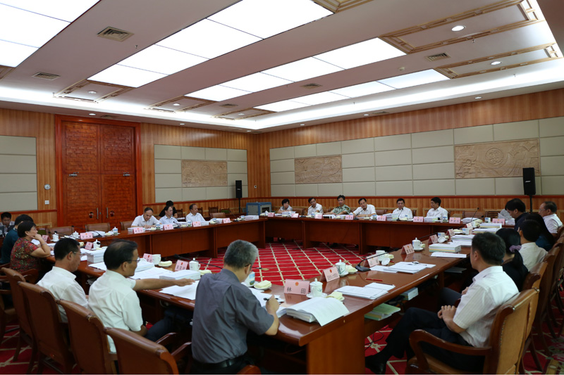 自治区十二届人大常委会第十九次会议23日下午举行分组会议