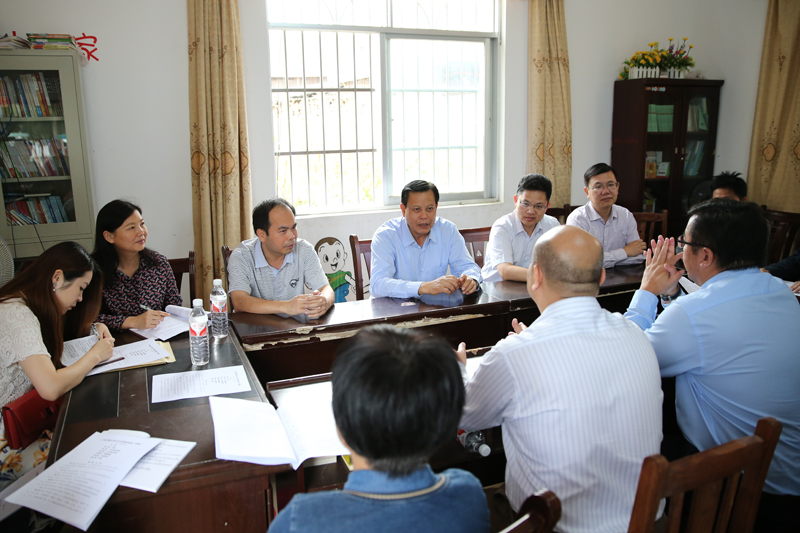 杨道喜到平果县就乡村清洁条例进行立法调研