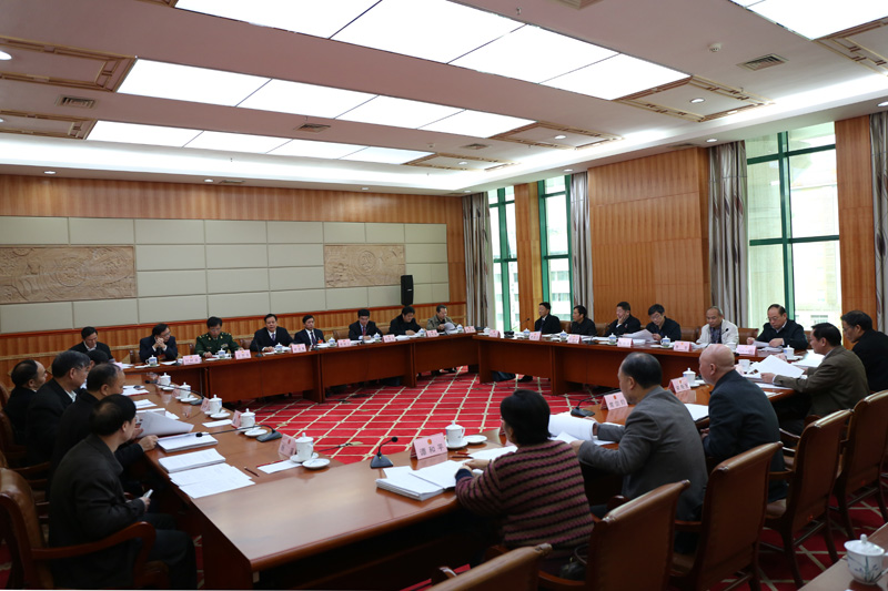 自治区十二届人大常委会第二十一次会议15日上午举行分组会议