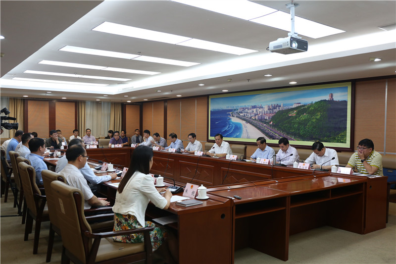 自治区人大常委会副主任杨道喜
调研中越铁路防城港至东兴段项目建设