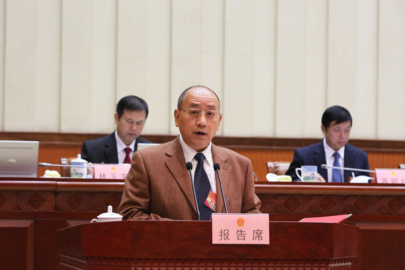 范小辉作关于《广西壮族自治区实施〈中华人民共和国
老年人权益保障法〉办法（草案）》、《广西壮族自治区
抗旱条例（草案）》的说明