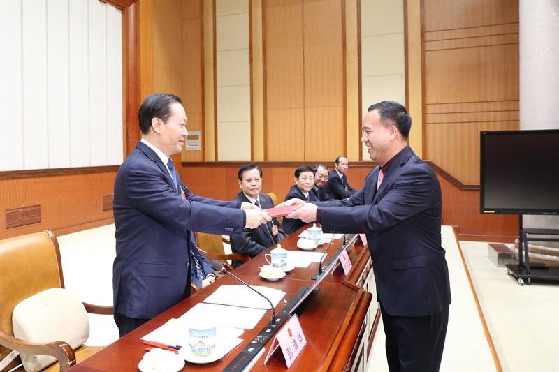 自治区人大常委会举行颁发任命书仪式