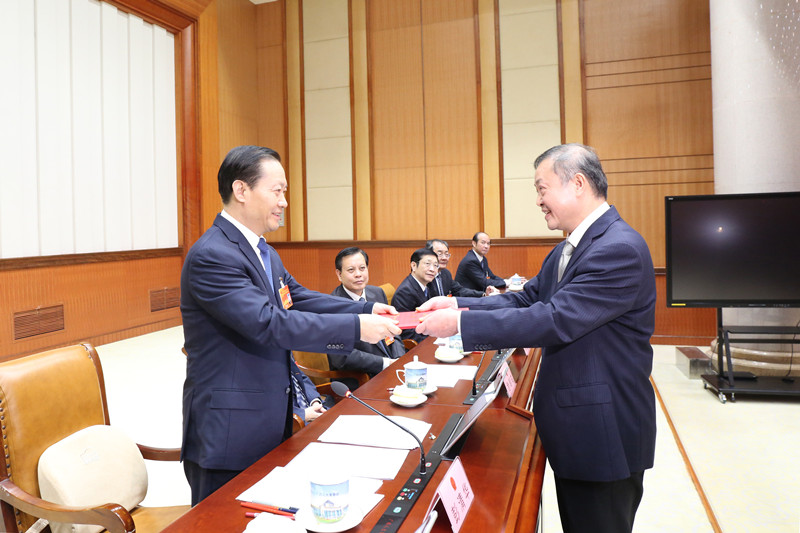自治区人大常委会举行颁发任命书仪式