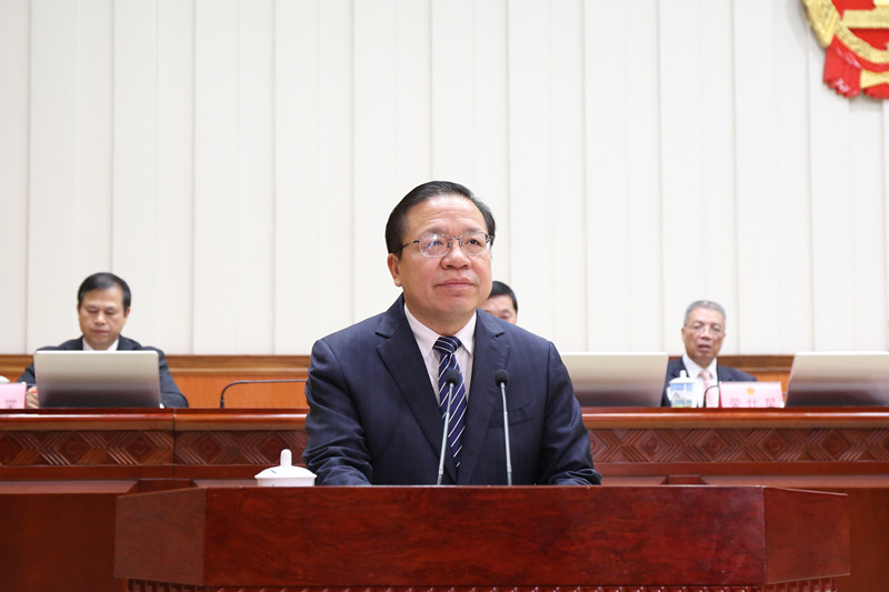 新任命的自治区副主席秦如培作表态性发言