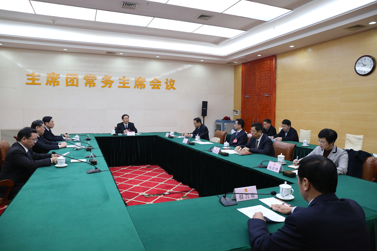 自治区十三届人大一次会议
主席团常务主席第二次会议举行