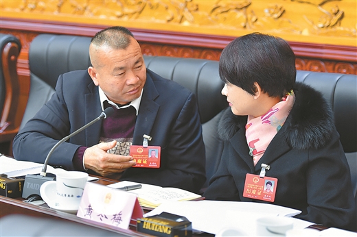 参加自治区十三届人大一次会议的代表在一起讨论交流