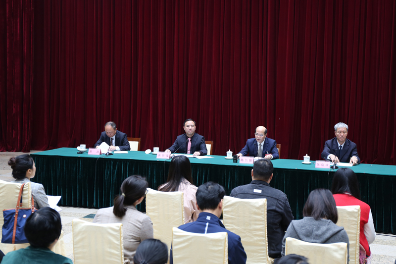 自治区十三届人大二次会议举行第二次记者会