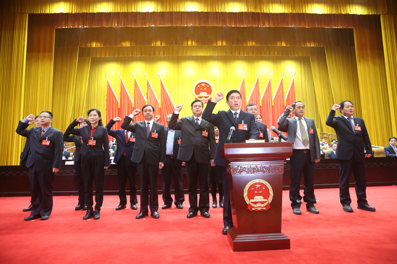 自治区十三届人大二次会议举行宪法宣誓仪式