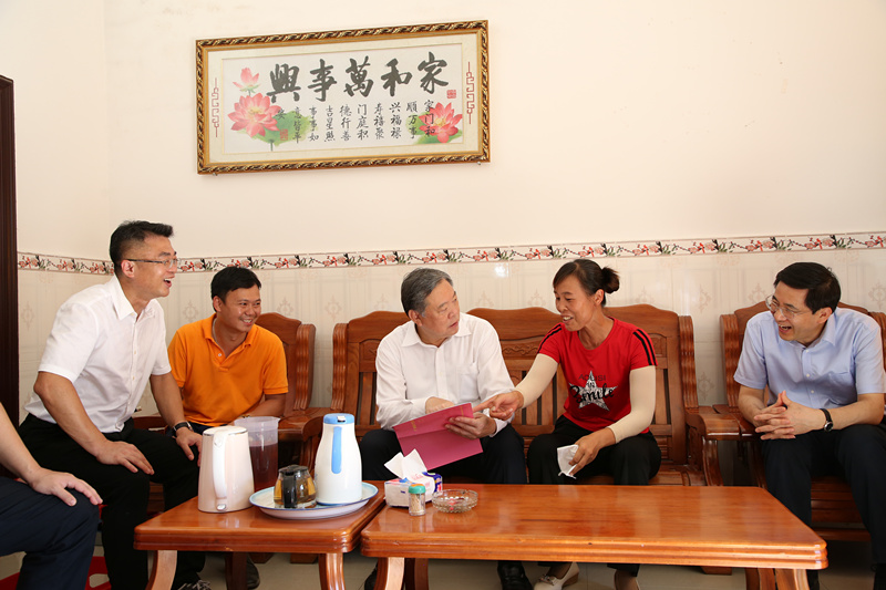 张秀隆一行在凤山镇武卫村与户主刘达林的妻子详细交谈