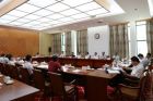 自治区十二届人大常委会第二十四次会议21日上午举行分组会议
