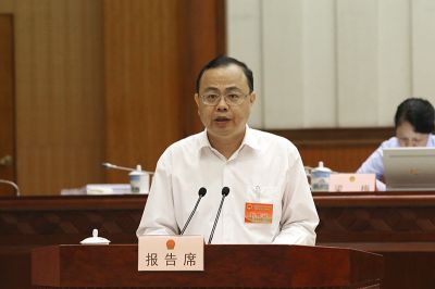 黄汝焜作关于2016年上半年全区国民经济和社会发展计划执行情况的报告