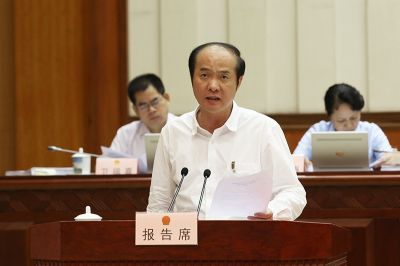 黄伟京作关于2016年上半年全区财政预算执行情况的报告、关于2015年自治区本级决算的报告