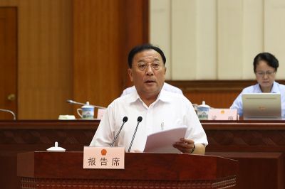 赵波作关于全区“六五”普法规划实施情况和“七五”法治宣传教育实施意见的报告