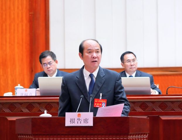 黄伟京作关于个别代表的代表资格的报告