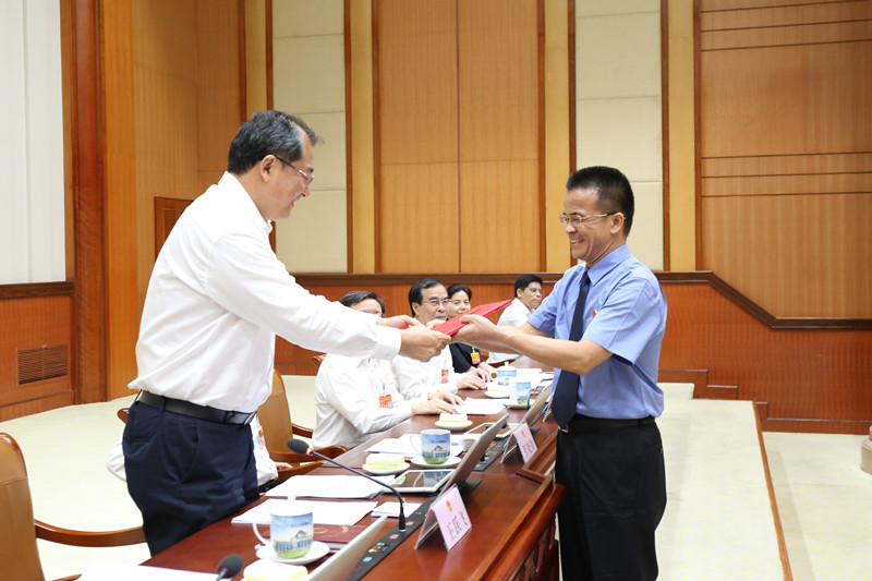 的自治区人民检察院副检察长,检察委员会委员,检察员黄继平颁发任命书