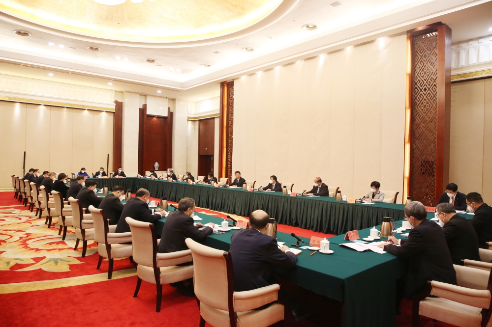 刘宁主持召开自治区十四届人大常委会第一次主任会议