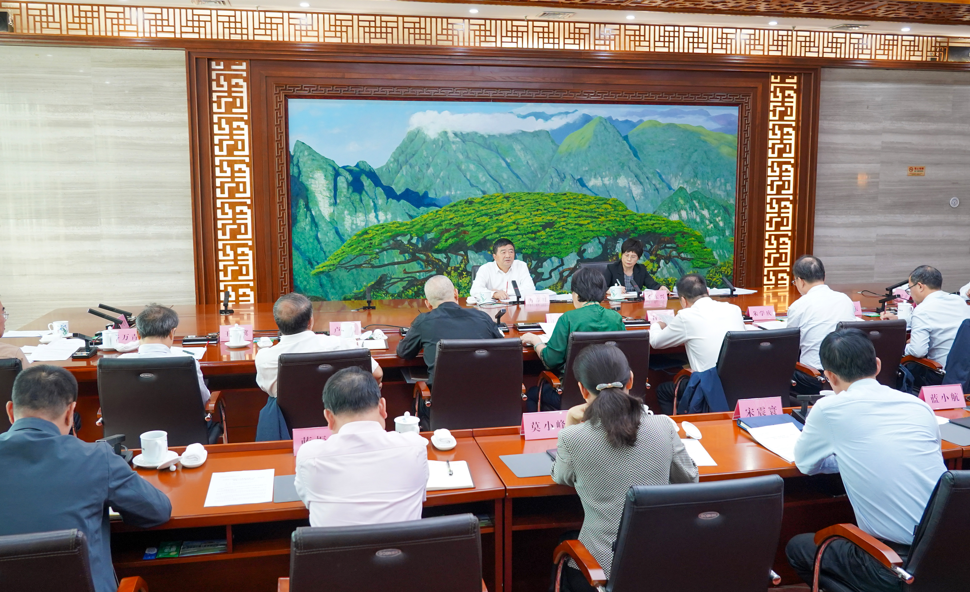 自治区十四届人大常委会第二十一次会议
筹备工作汇报会召开