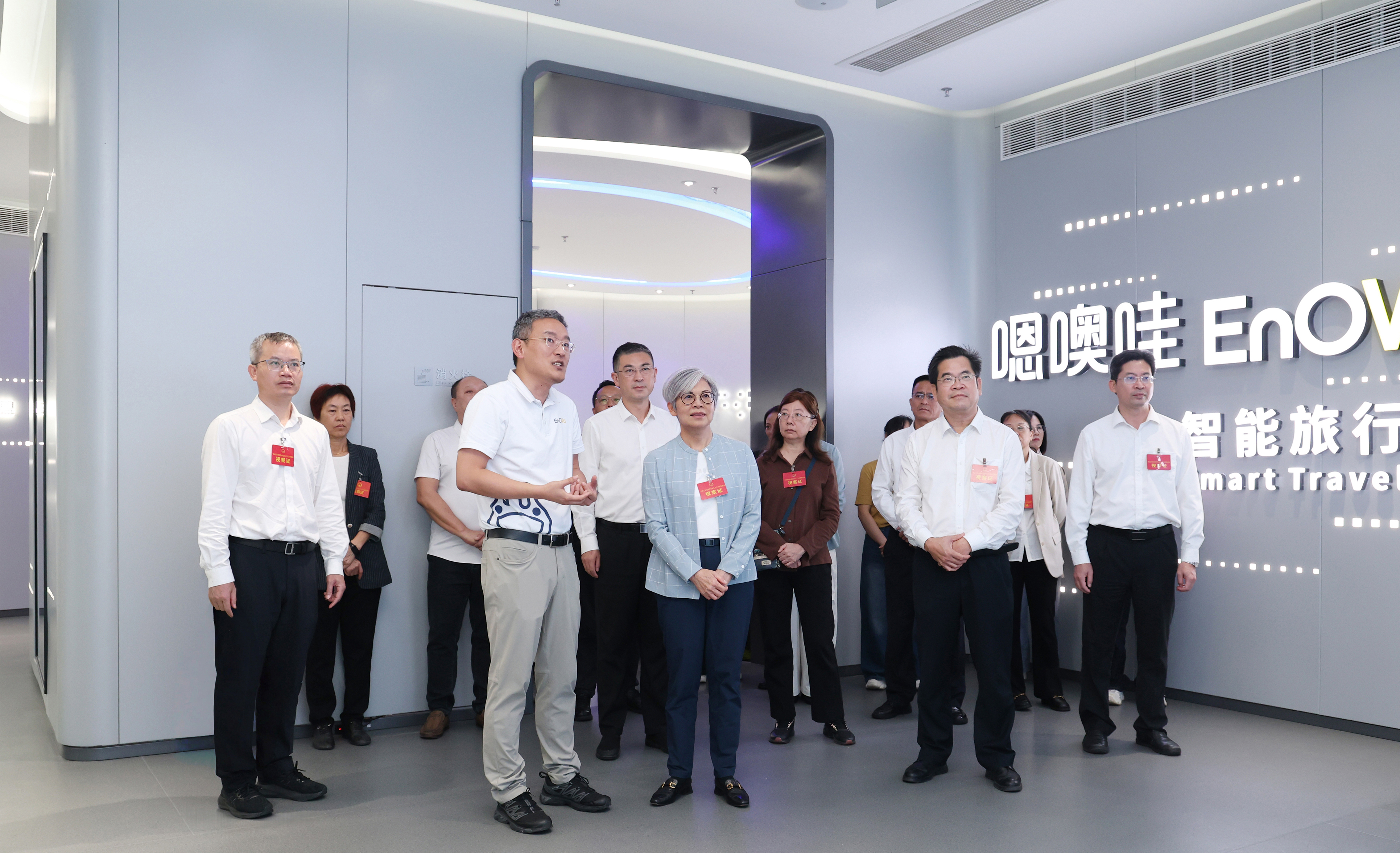 杨静华以人大代表身份到北海市开展
“混合编组、多级联动、履职为民”主题活动