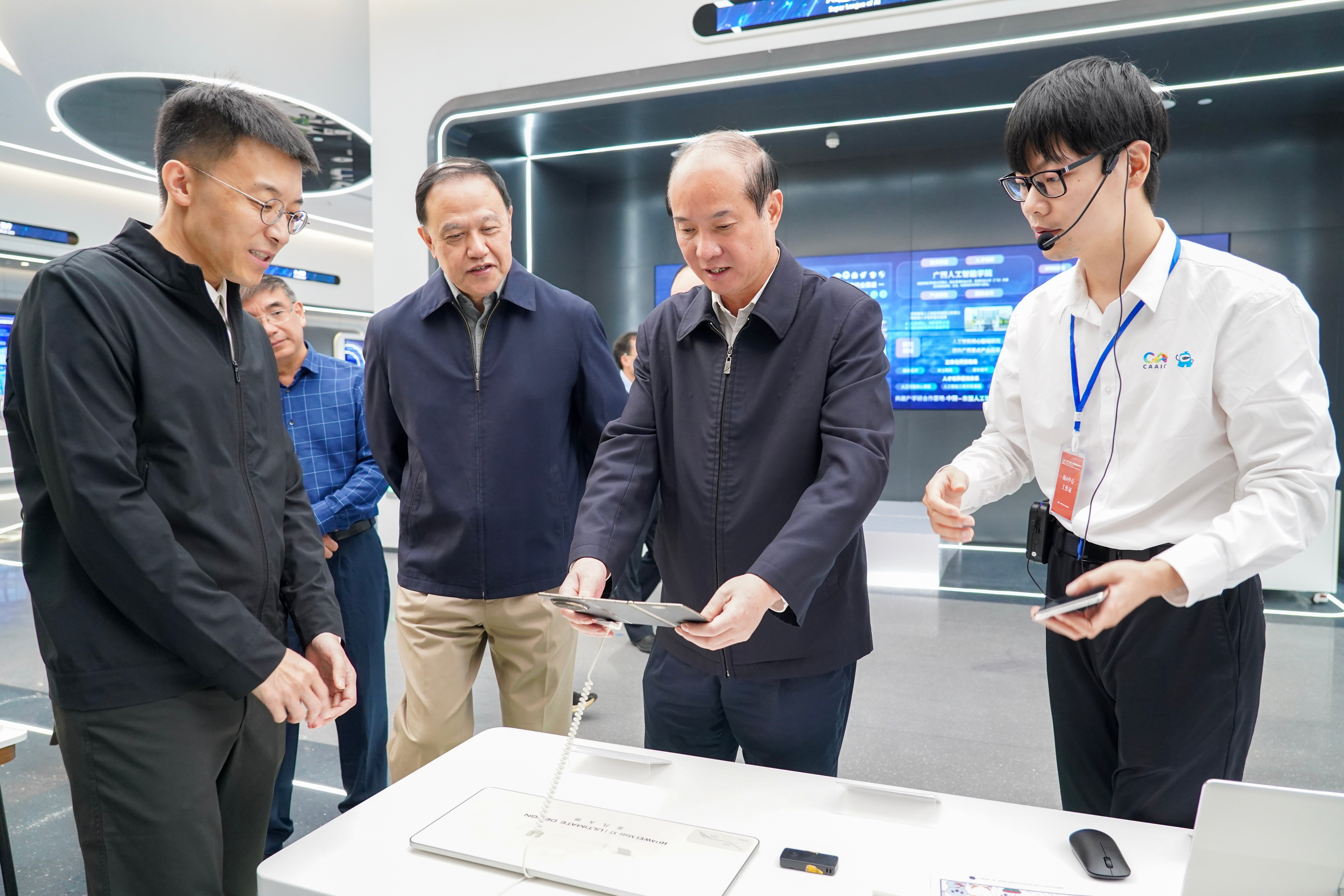 黄伟京在南宁调研人工智能发展情况