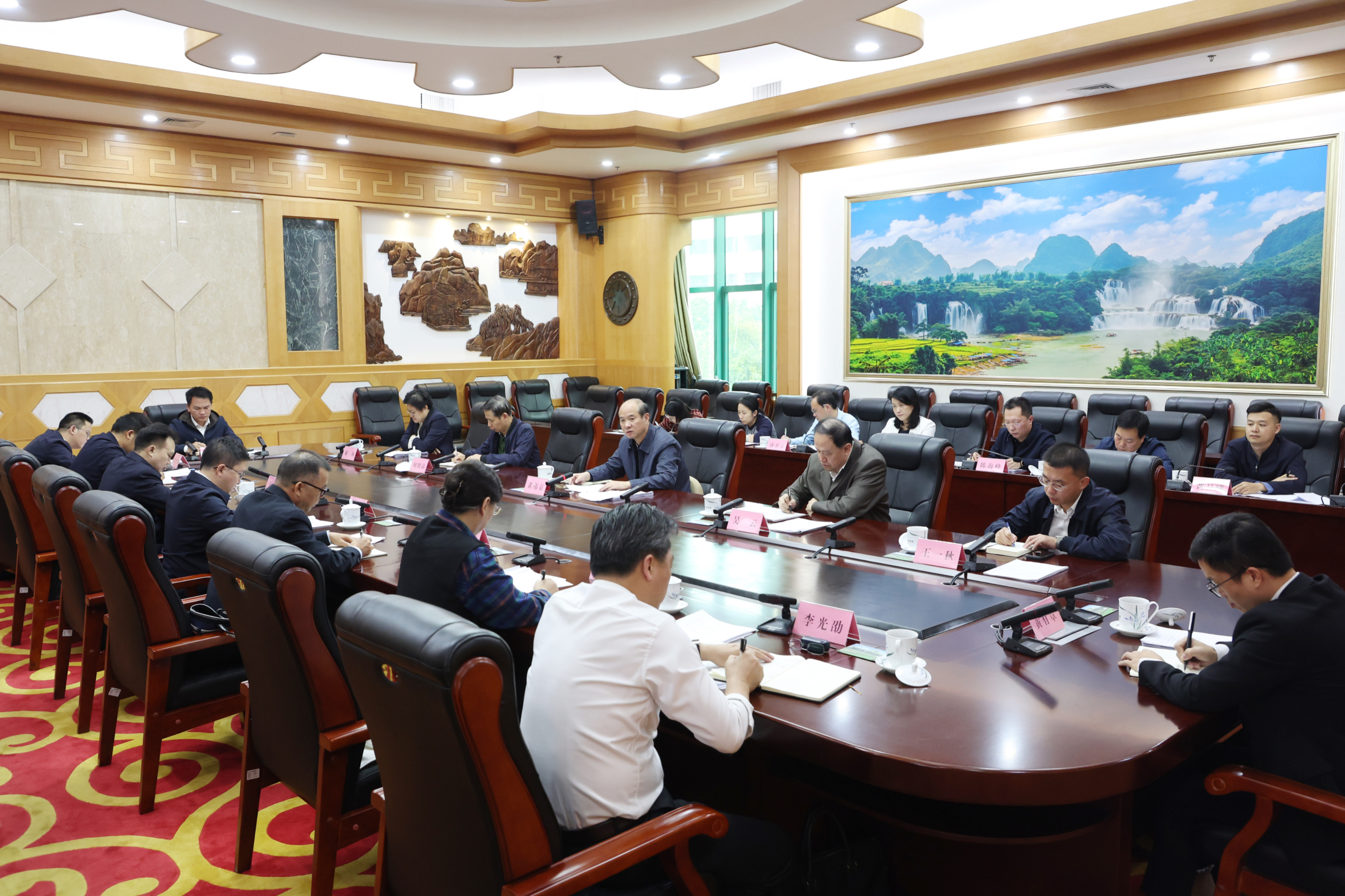 黄伟京主持召开人工智能基础设施建设和数据产业发展情况汇报会