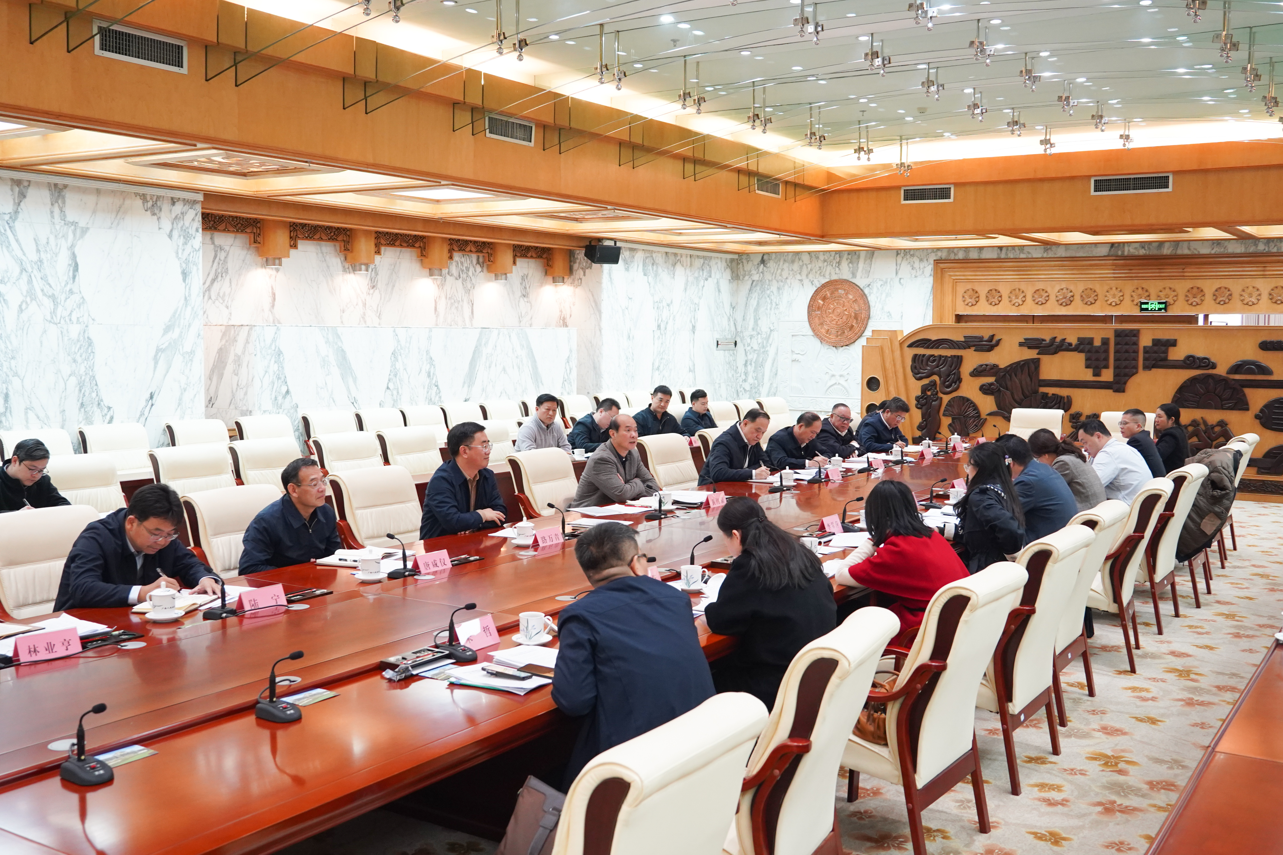 黄伟京主持召开自治区2025年预算执行
和2026年预算收支初步安排意见建议沟通座谈会