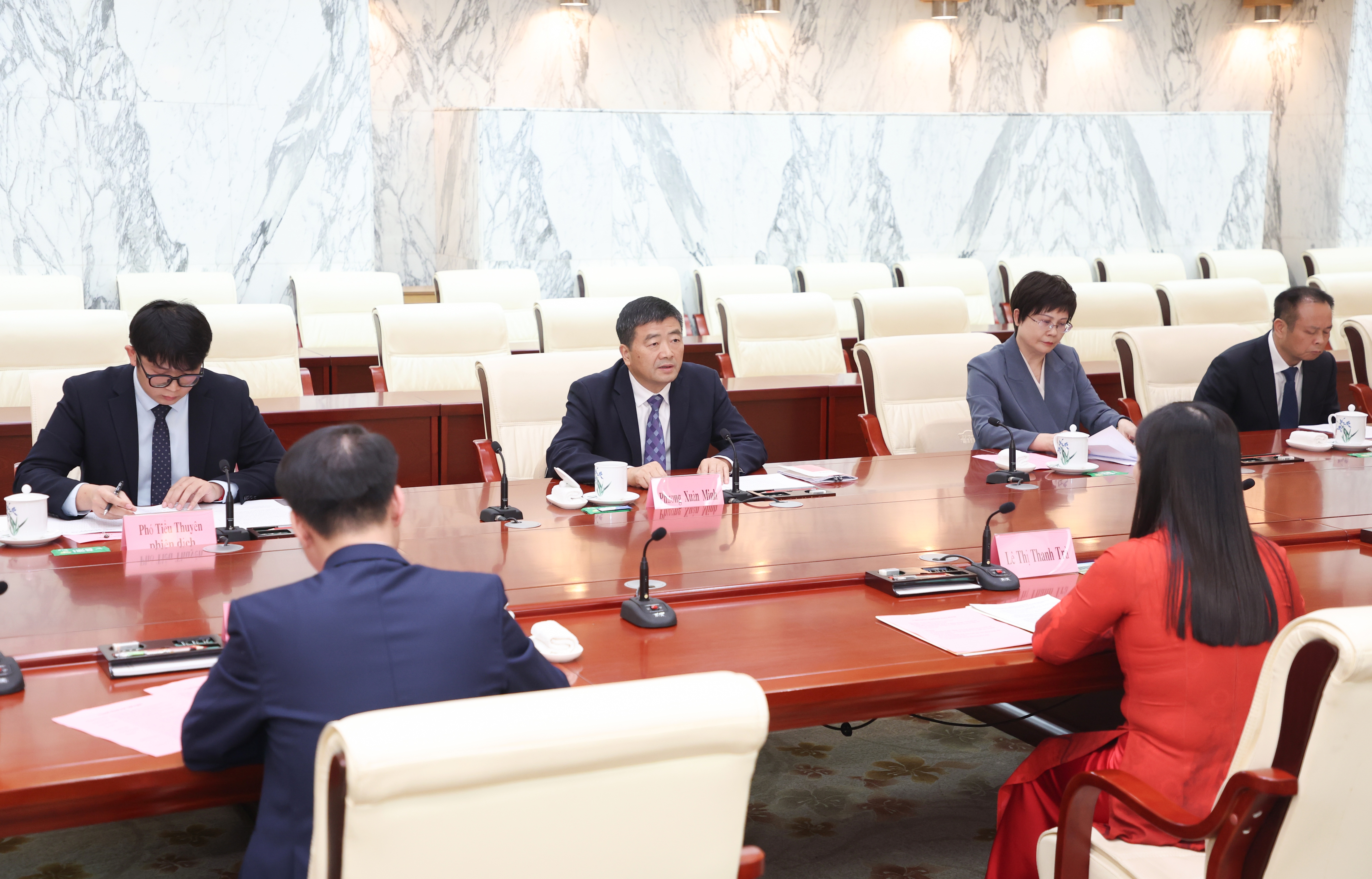 方春明会见越南宣光省人民议会代表团