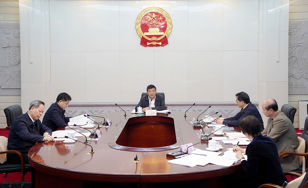 自治区十四届人大常委会第七十五次主任会议召开