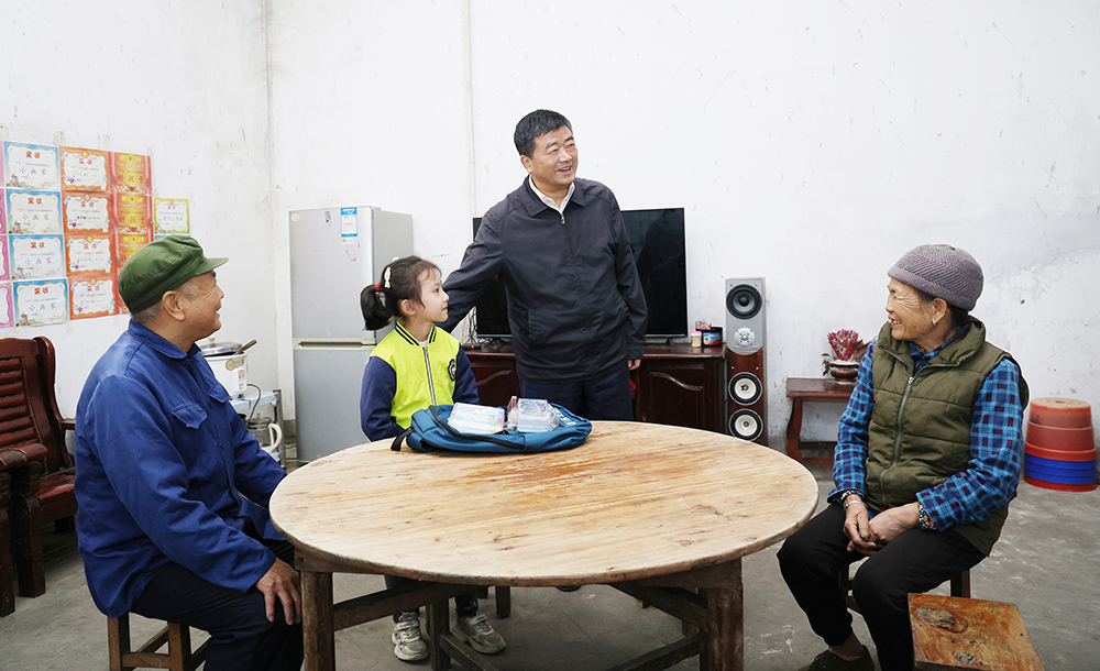 方春明赴贵港市调研并看望自治区人大代表