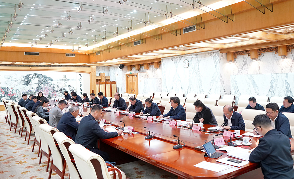 黄伟京主持召开2025年全区国民经济和社会发展计划执行与2026年计划草案编制情况汇报会