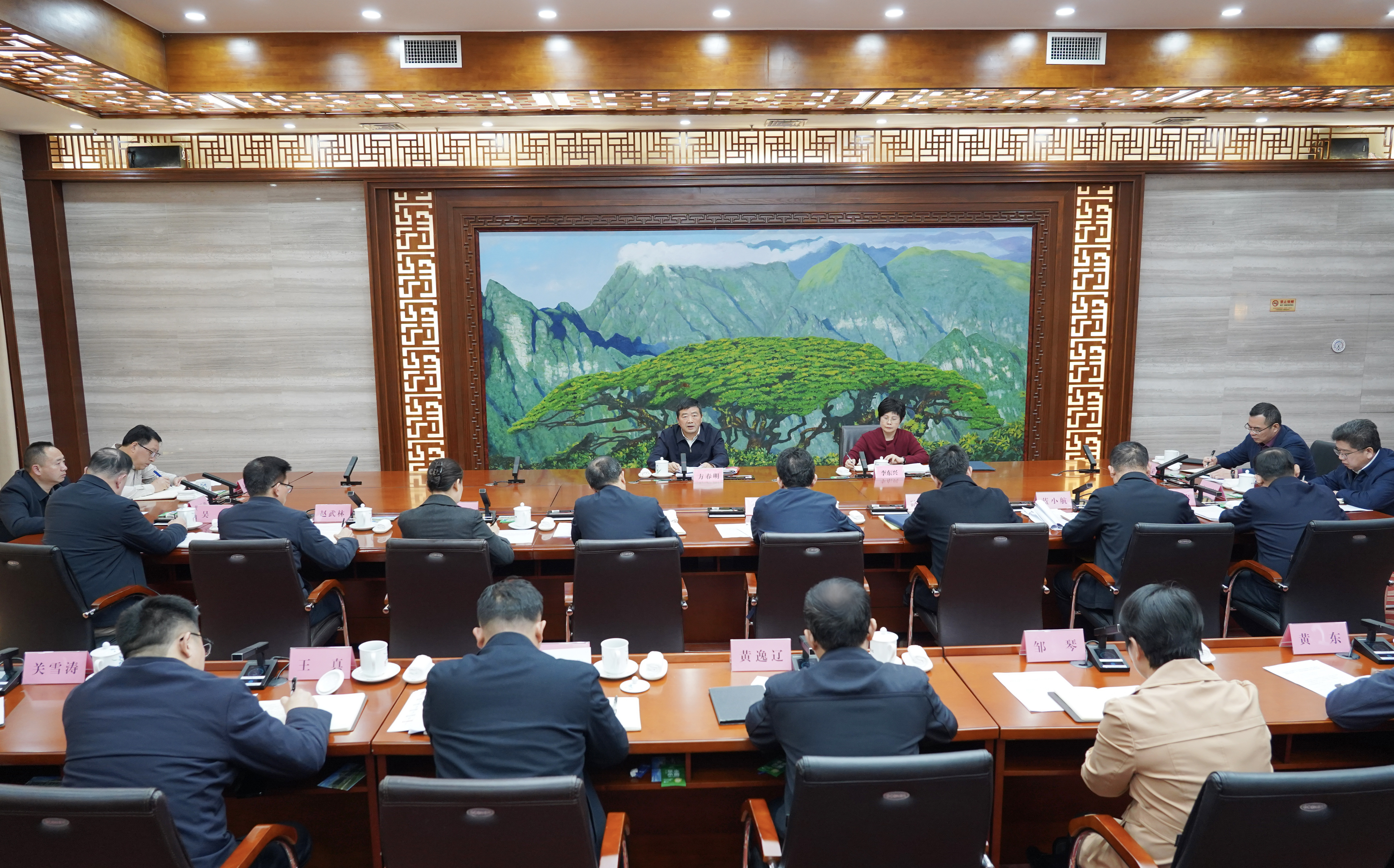 自治区十四届人大五次会议筹备工作汇报会暨
常委会第二十二次会议筹备工作汇报会召开