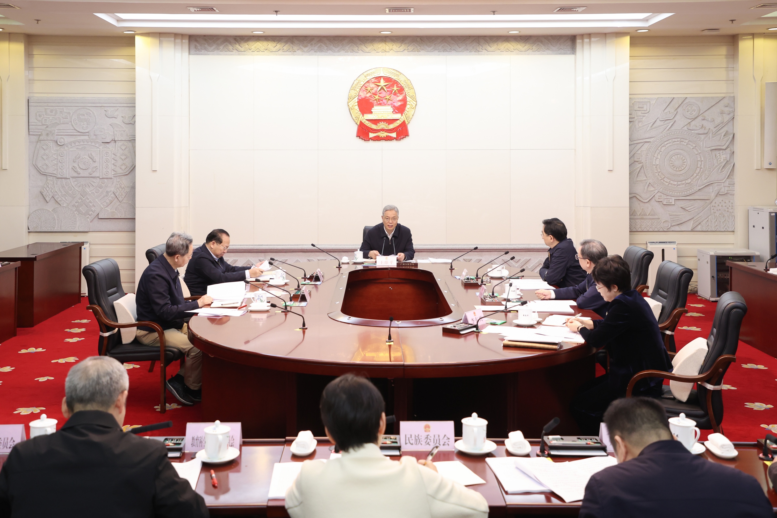 自治区人大常委会党组召开扩大会议
王维平主持会议并讲话