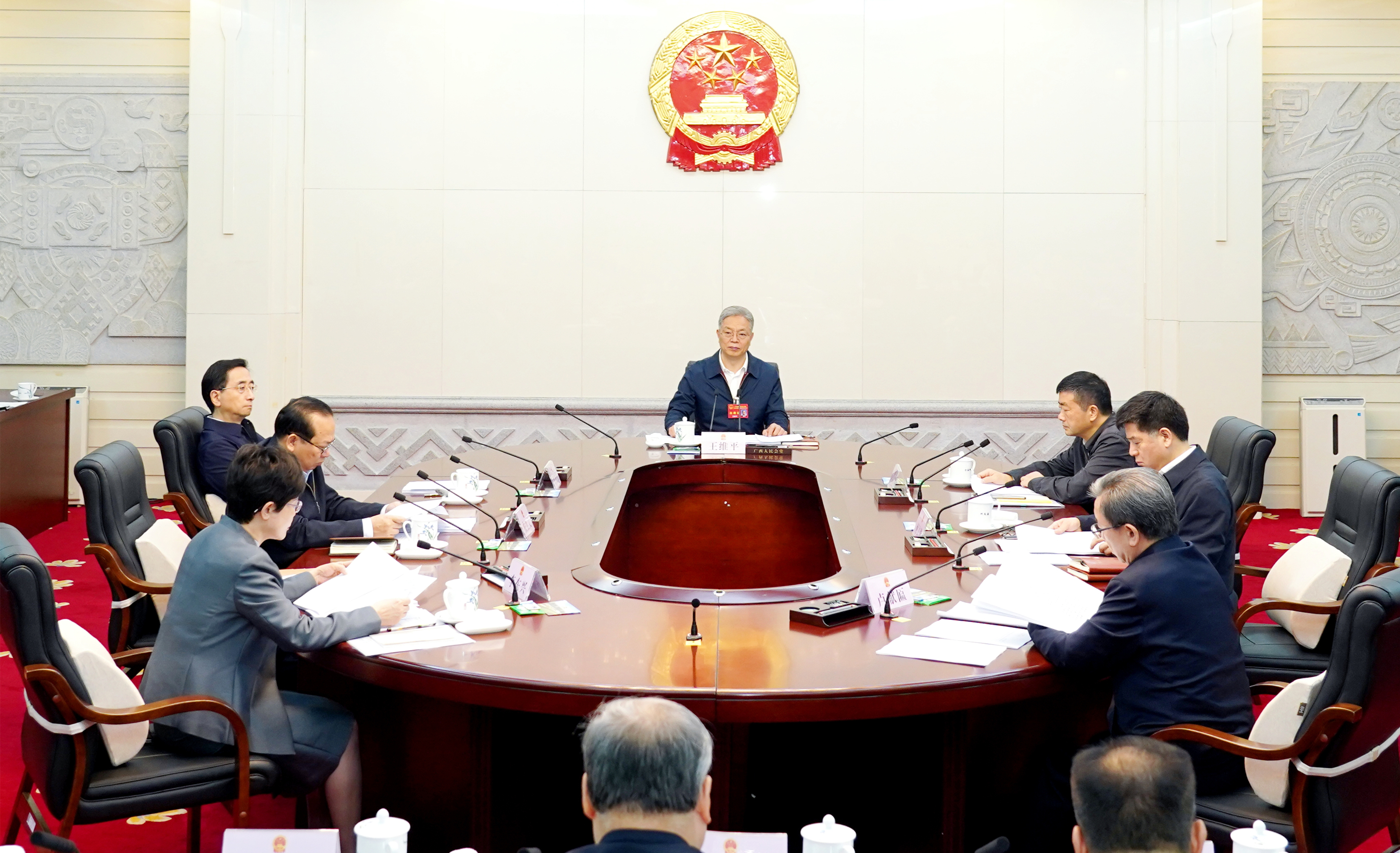 自治区十四届人大常委会第八十三次主任会议召开