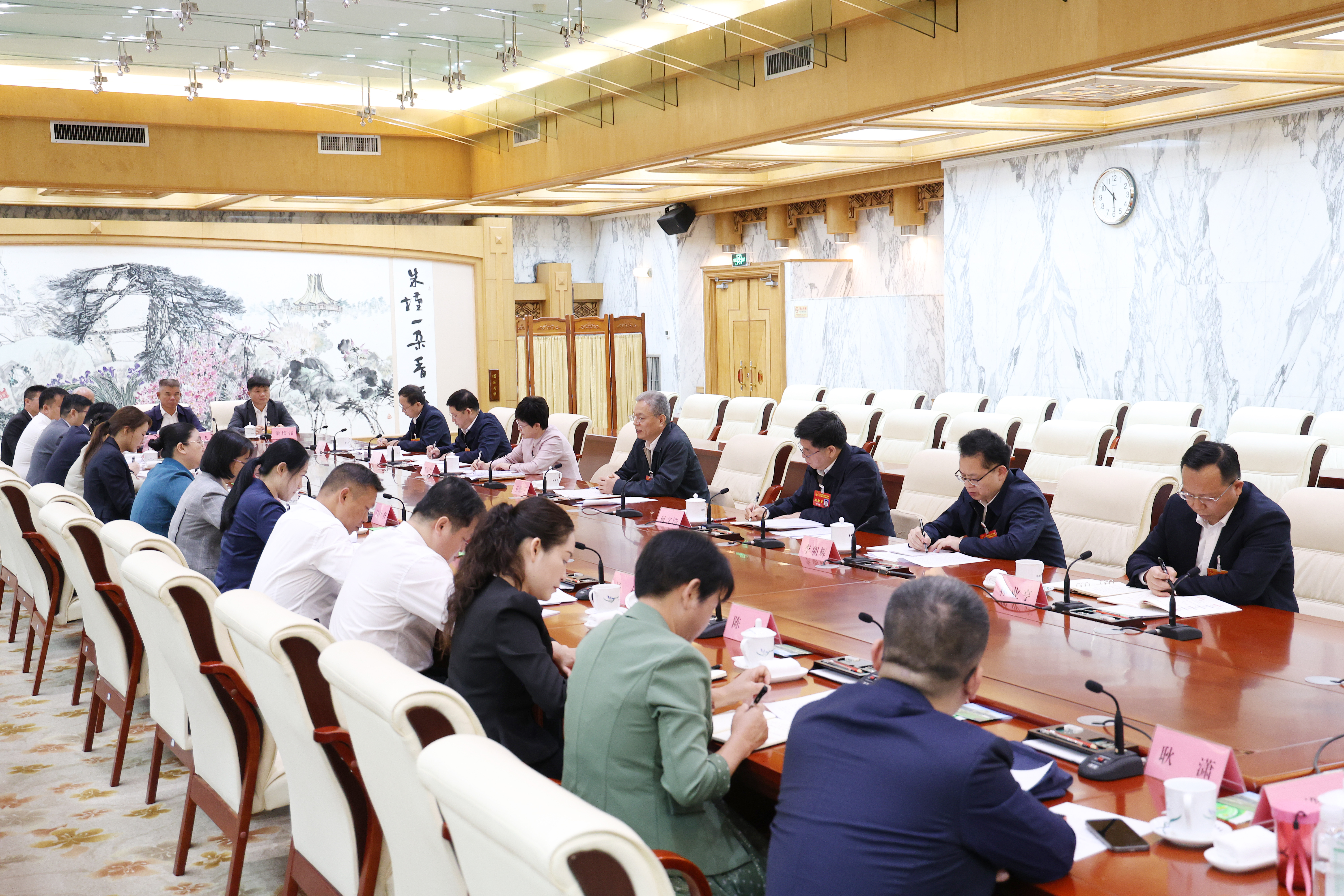 王维平、何文浩出席自治区十四届人大常委会第二十三次会议列席代表座谈会