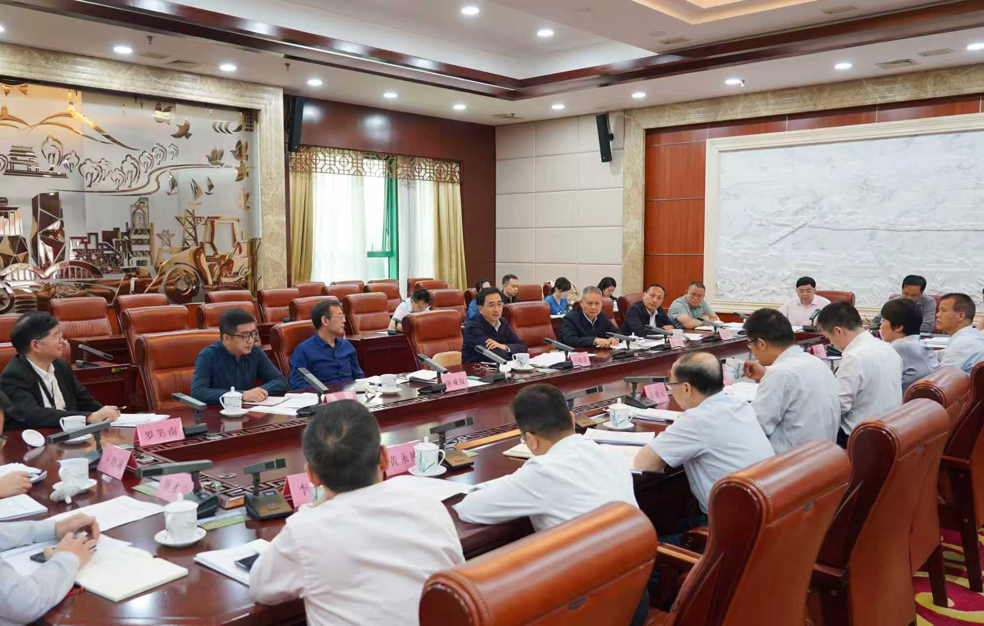 张晓钦出席高校人工智能研究应用与人才培养专题调研座谈会并讲话