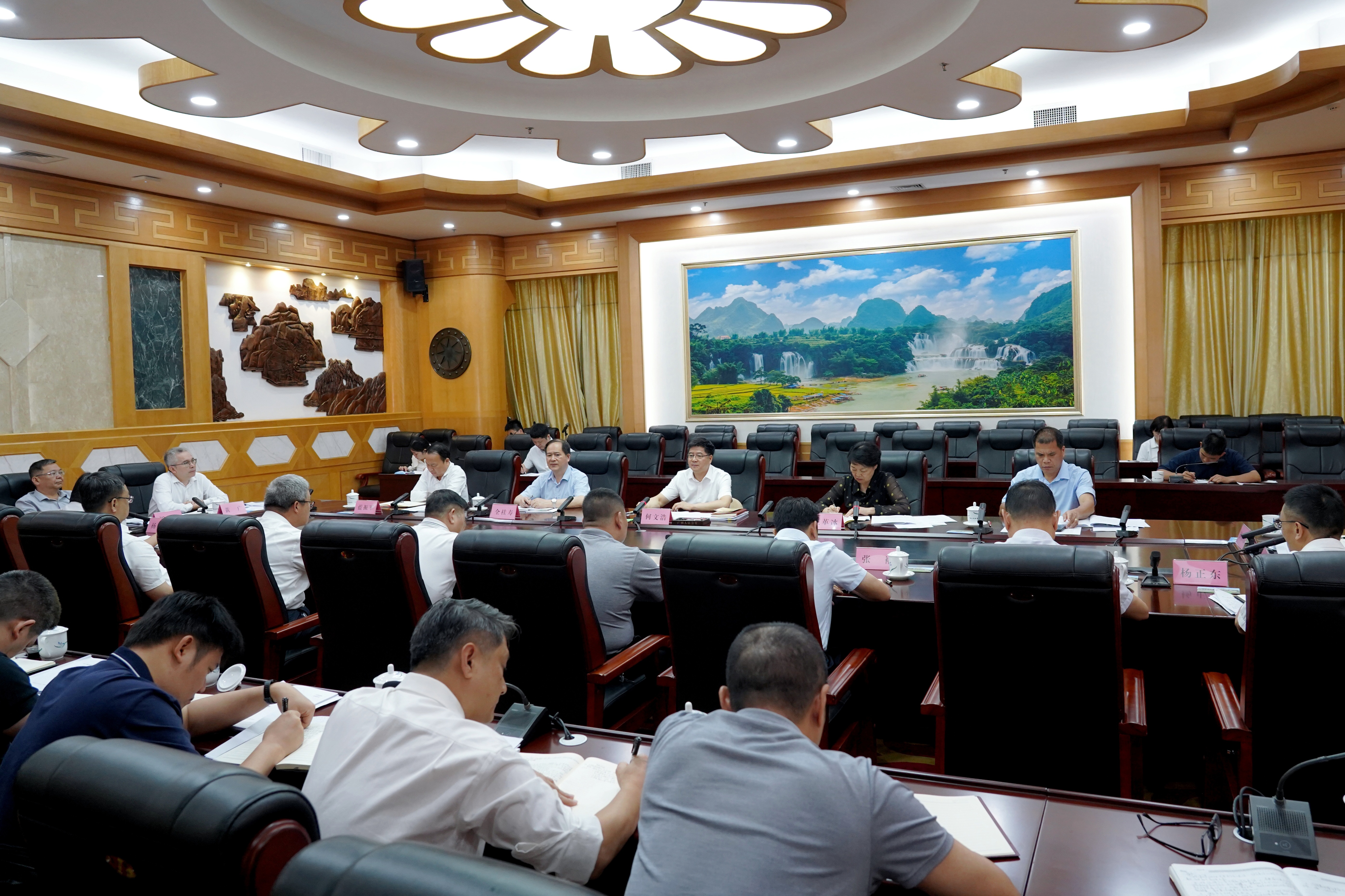 �������˴�ί���ٿ�����������թƭ��ִ�������ֱ������̸�ᡡ���ĺƳ�ϯ����