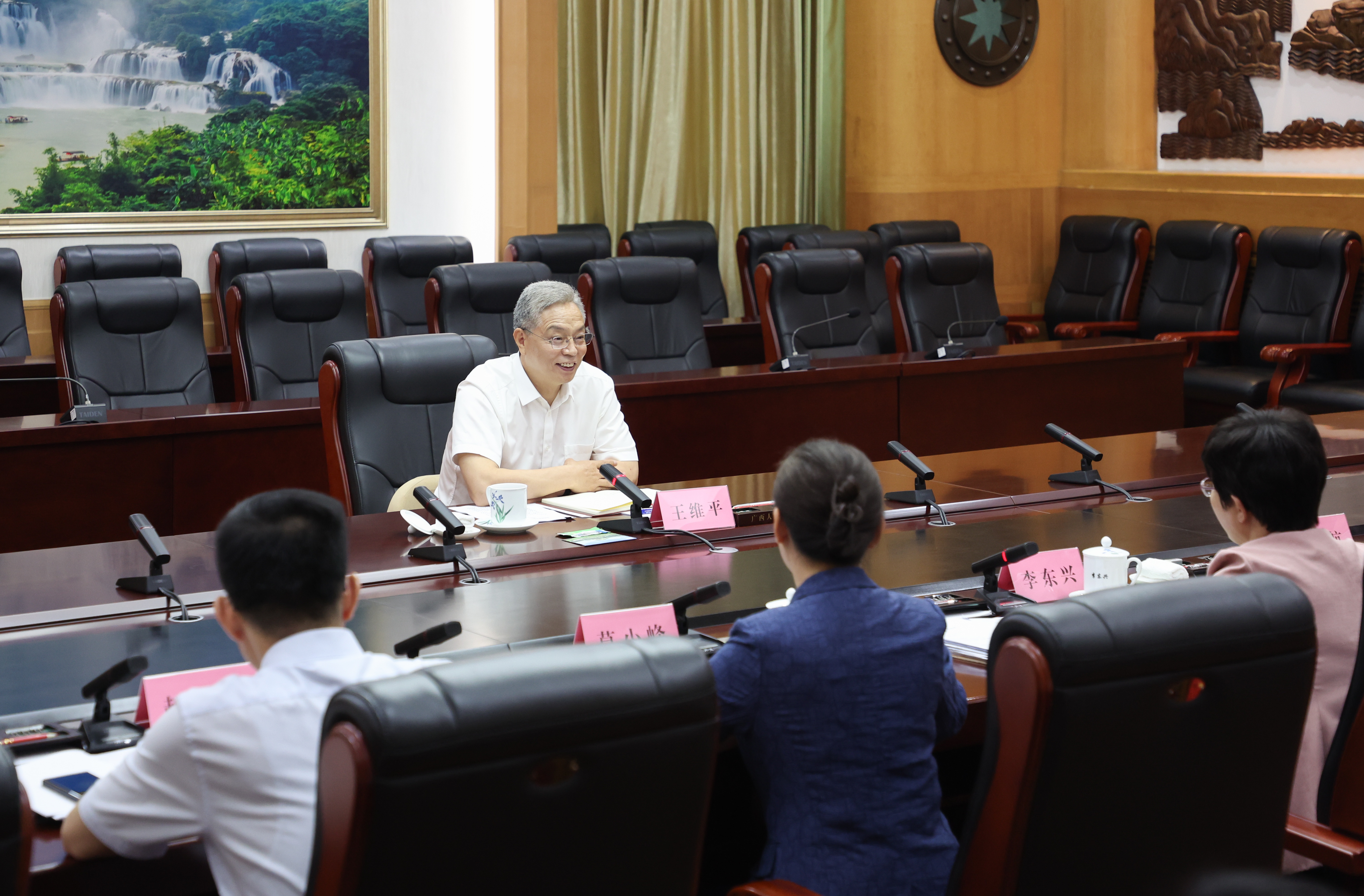 王维平出席自治区人大常委会办公厅、研究室工作汇报会