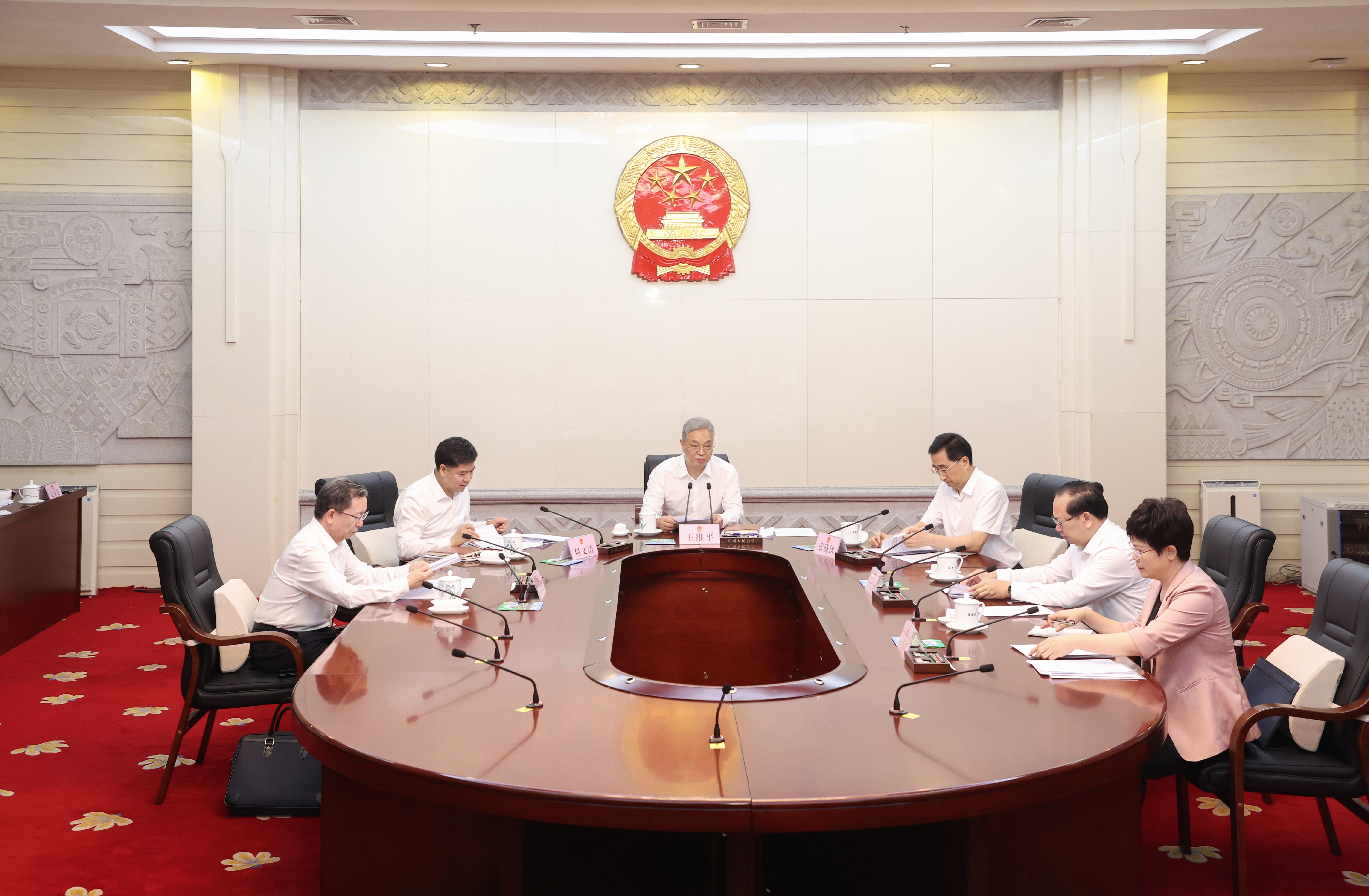 自治区十四届人大常委会第八十七次主任会议召开