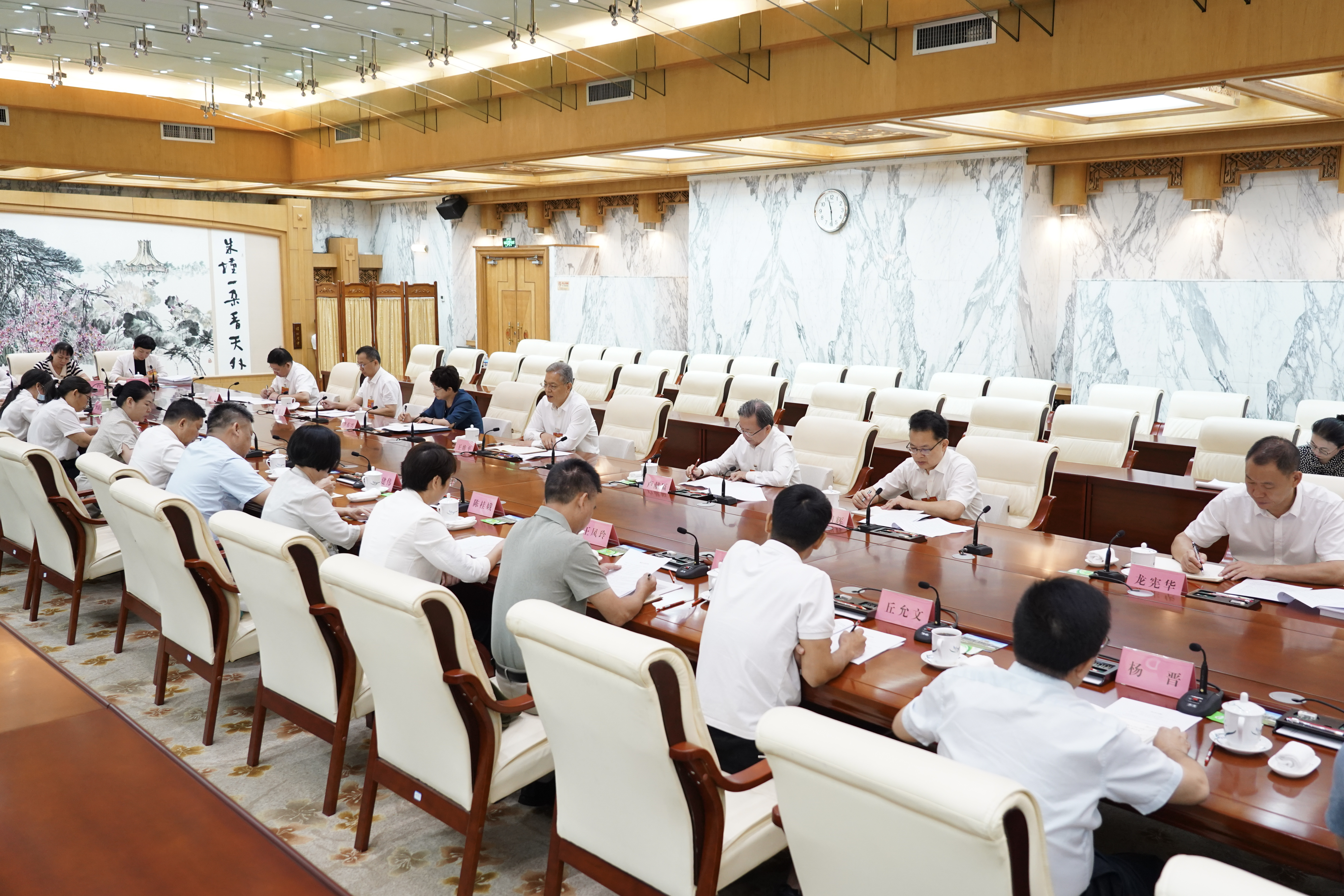 王维平、卢献匾出席自治区十四届人大常委会第二十六次会议列席代表座谈会