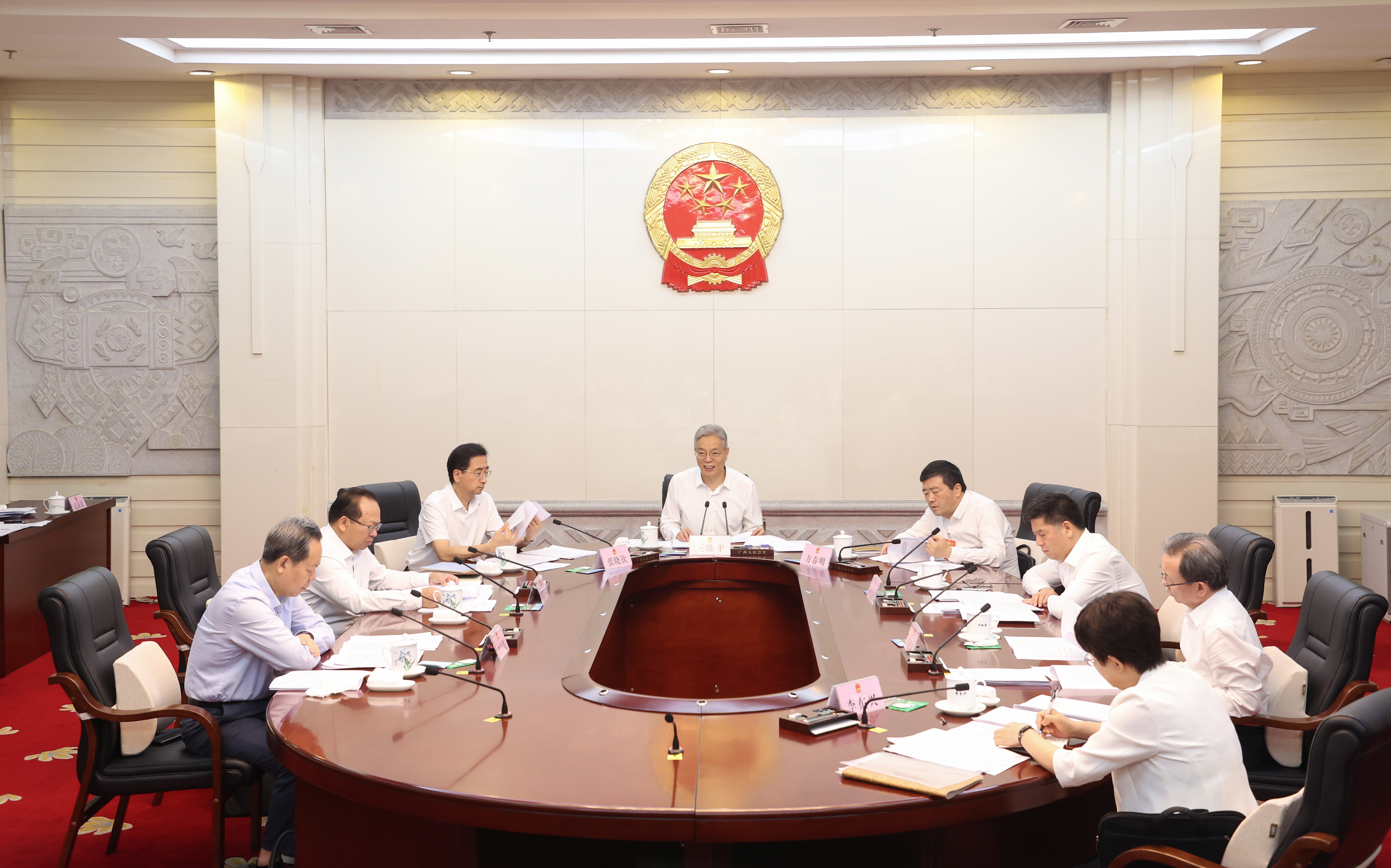 自治区十四届人大常委会第九十二次主任会议召开
