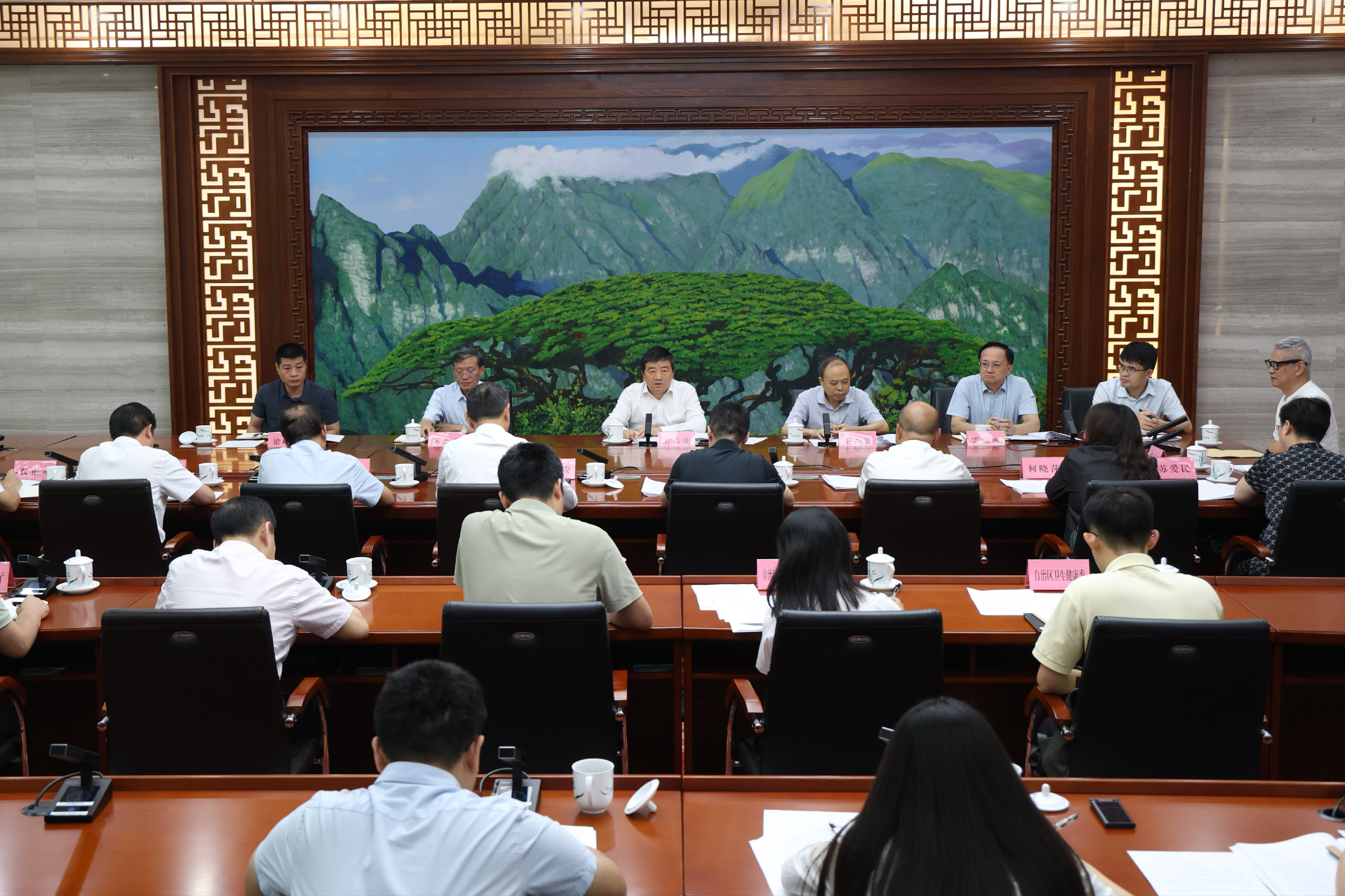 方春明出席无障碍环境建设法执法检查汇报会