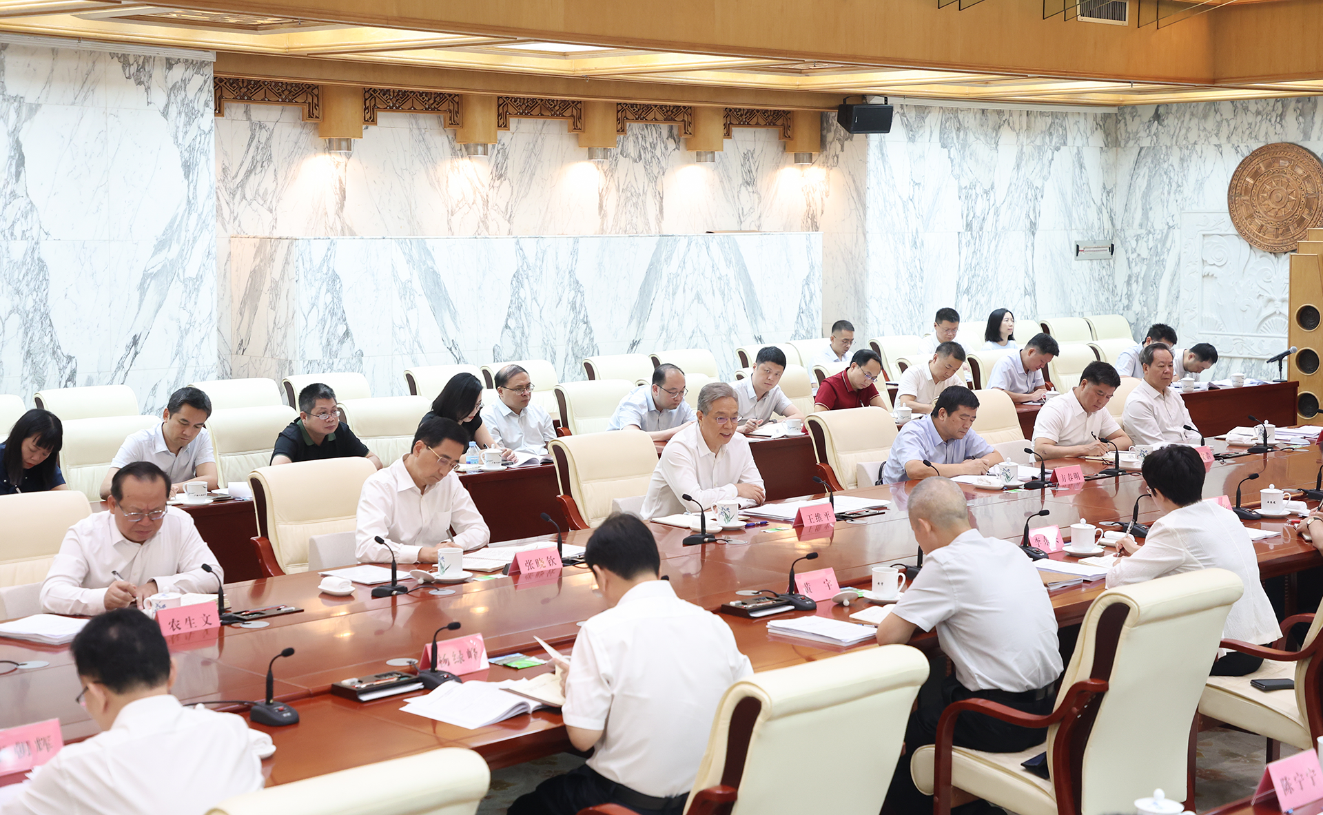自治区十四届人大常委会第九十三次主任会议召开
