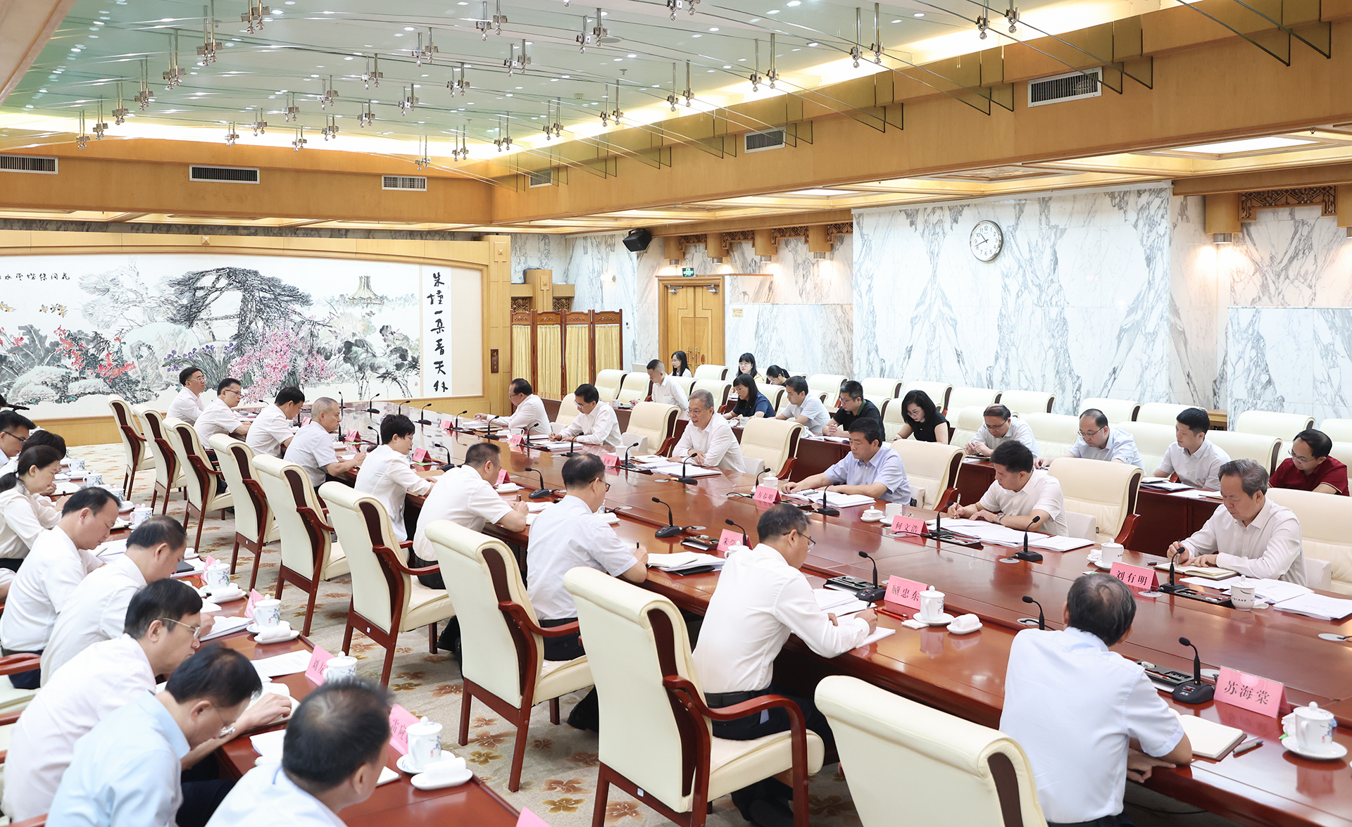 自治区十四届人大常委会党组召开扩大会议